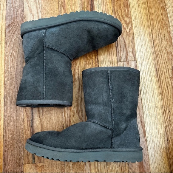 UGG Classic Short Grey Sheepskin Boots Size 9 - Picture 2 of 10